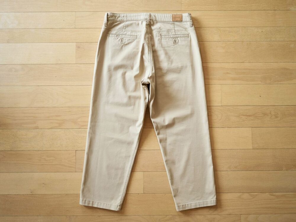 kobieta w spodniach chinos