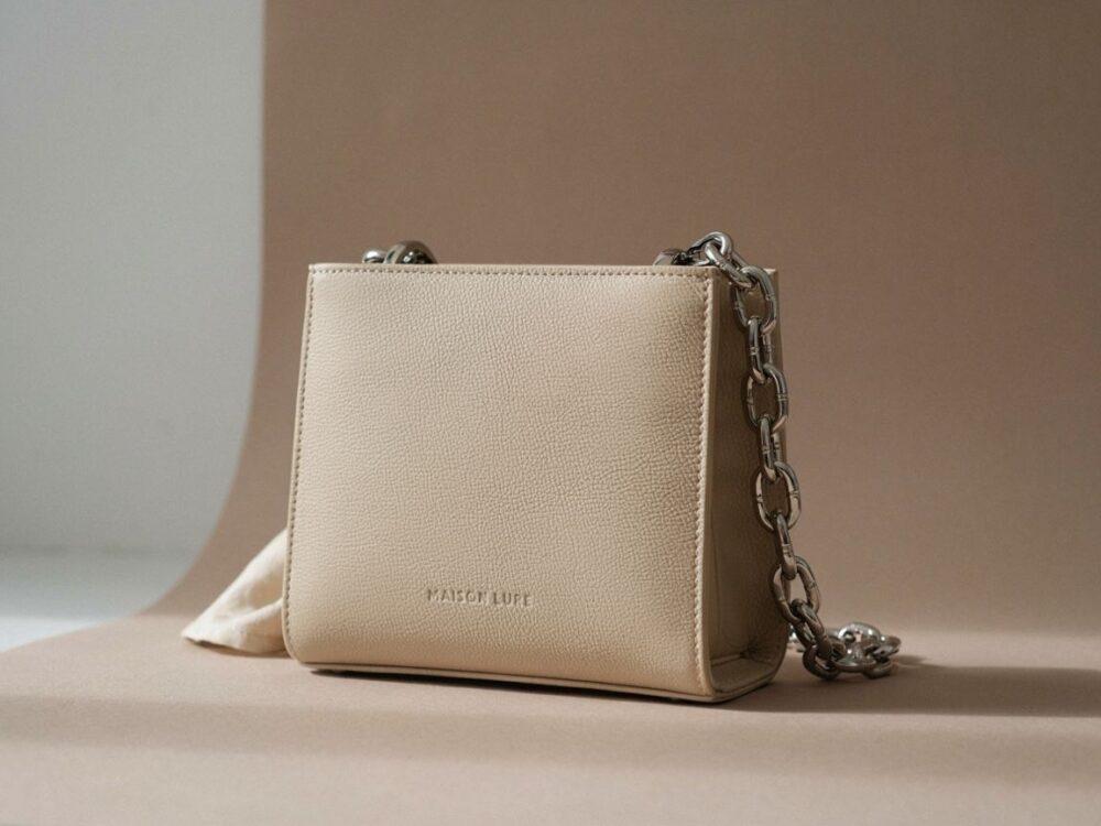 skórzana torebka z metalowym łańcuchem